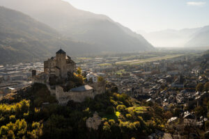 Aussicht auf den Flugplatz Sion und das Schloss